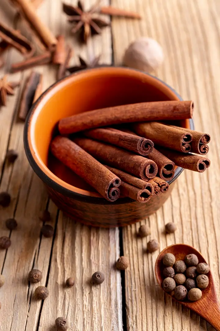high-angle-bowl-with-cinnamon-sticks-nutmeg